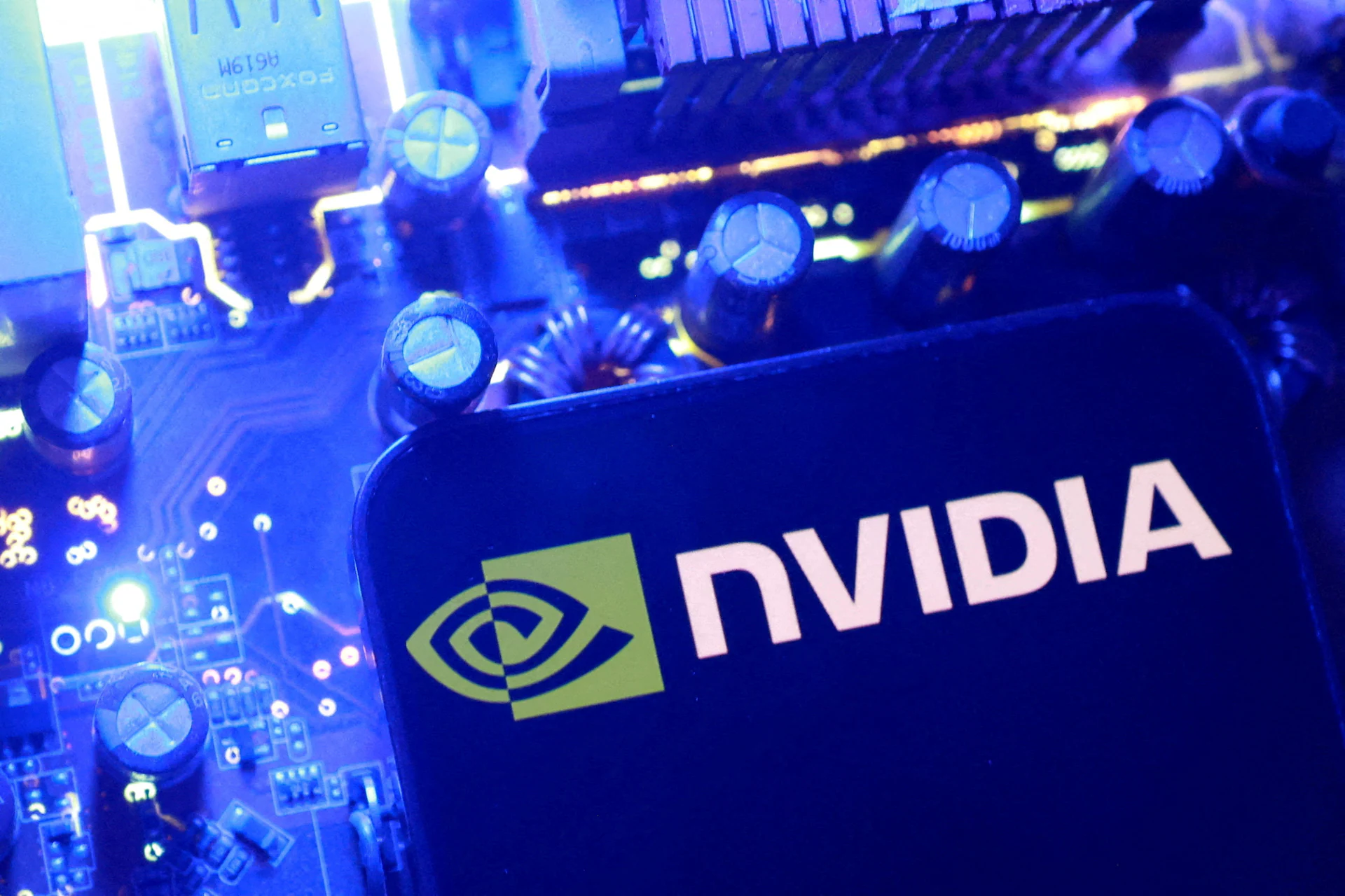 عملاء Nvidia يتلقون إشعارات بزيادات تفوق 15% على خوادم AI