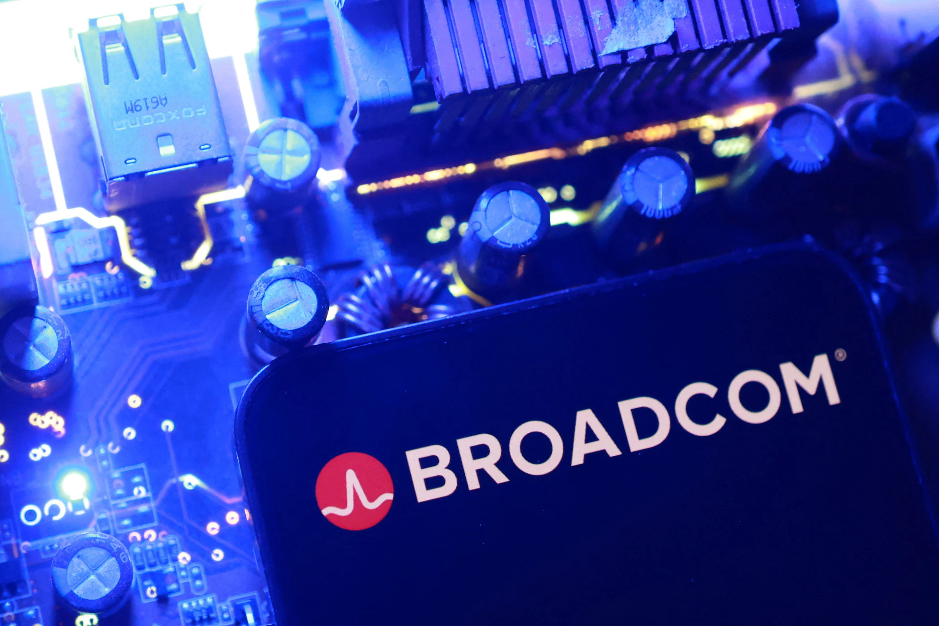 Broadcom تبحث تمويلًا يتجاوز 60 مليار دولار لصفقة رقائق AI