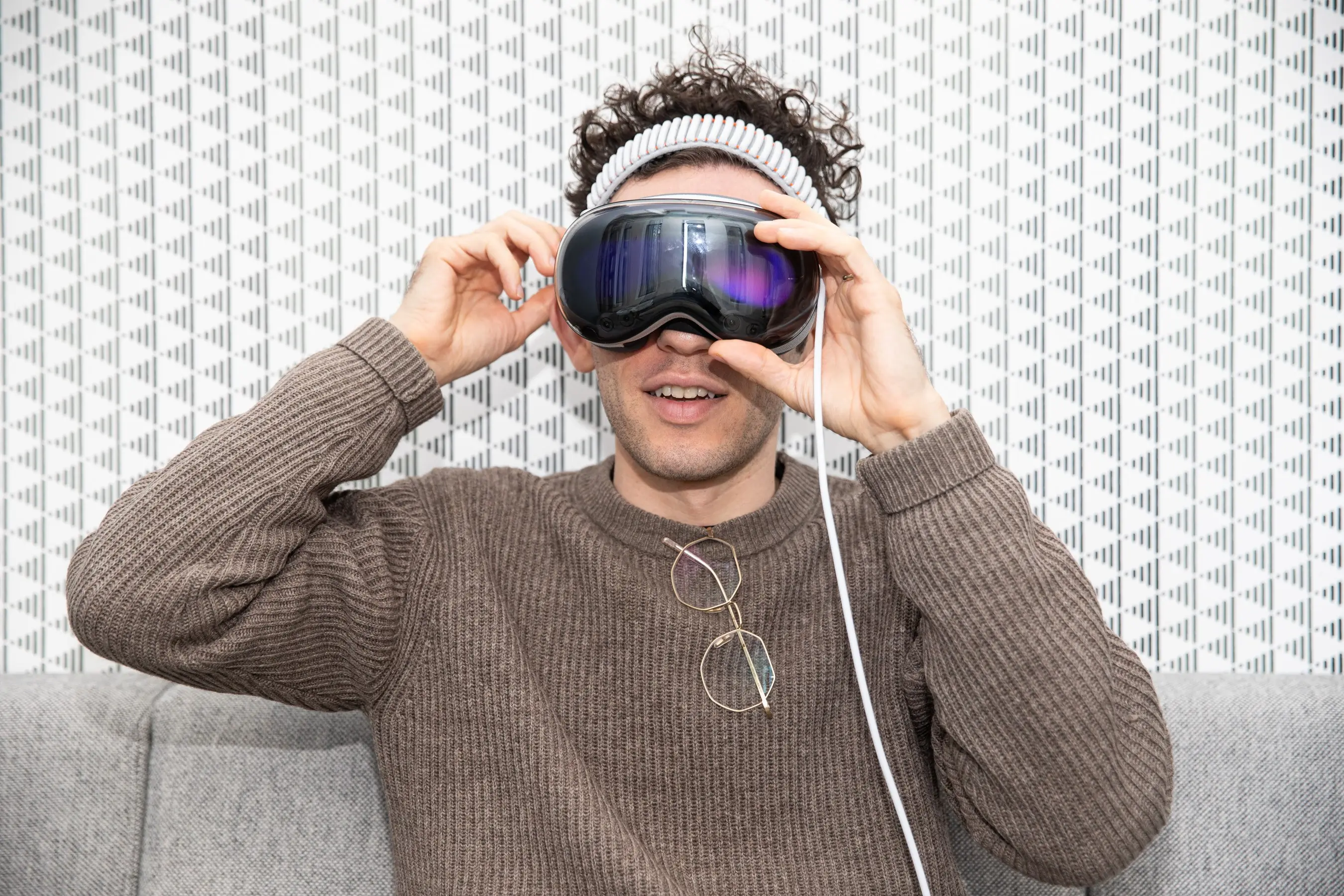 أبل تسرح موظفين من فريقي Vision Pro وSiri