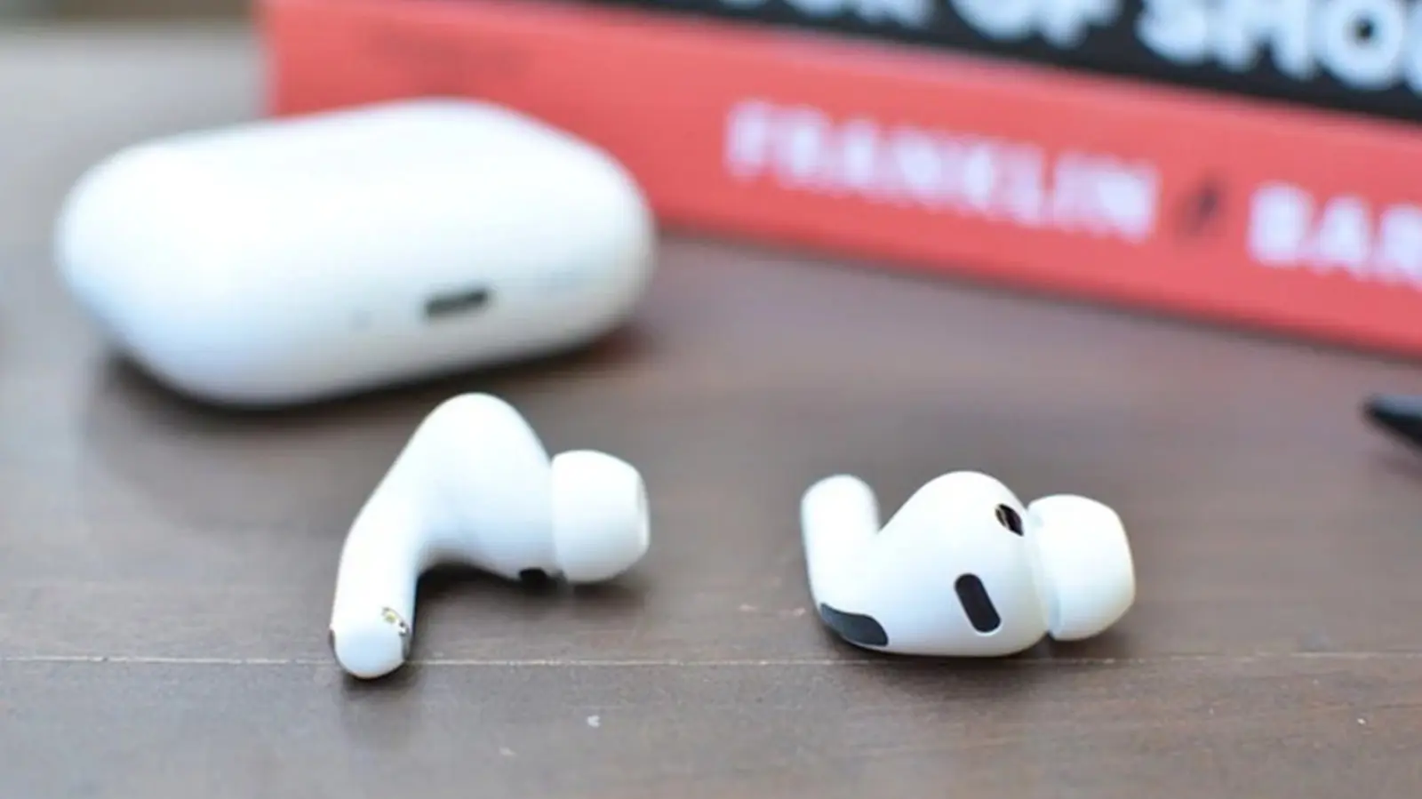 أبل تكشف عن سماعات AirPods مزودة بكاميرا وتقنية ذكاء اصطناعي