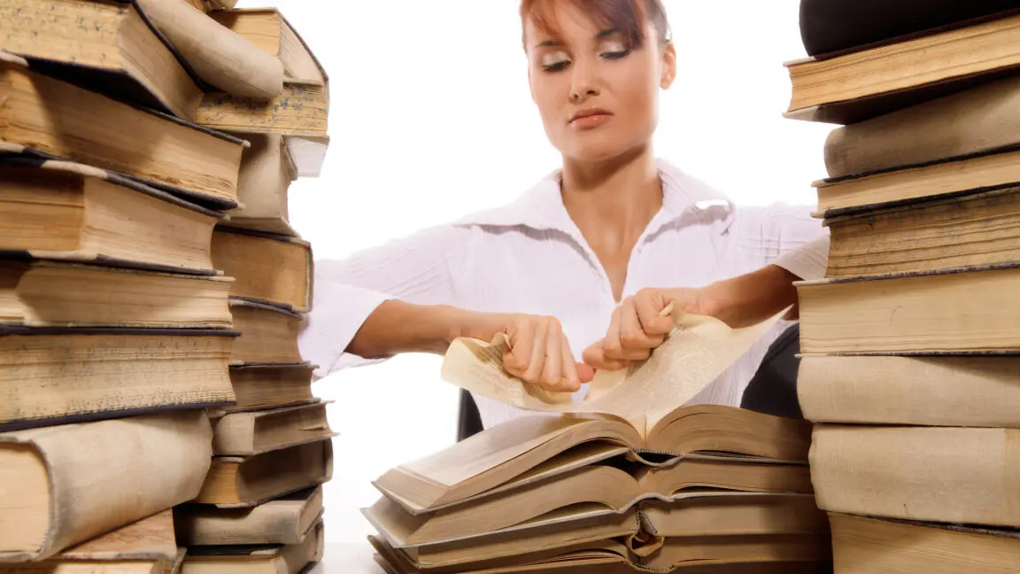 أمازون تدمّر الكتب النادرة لتدريب نماذج الذكاء الاصطناعي