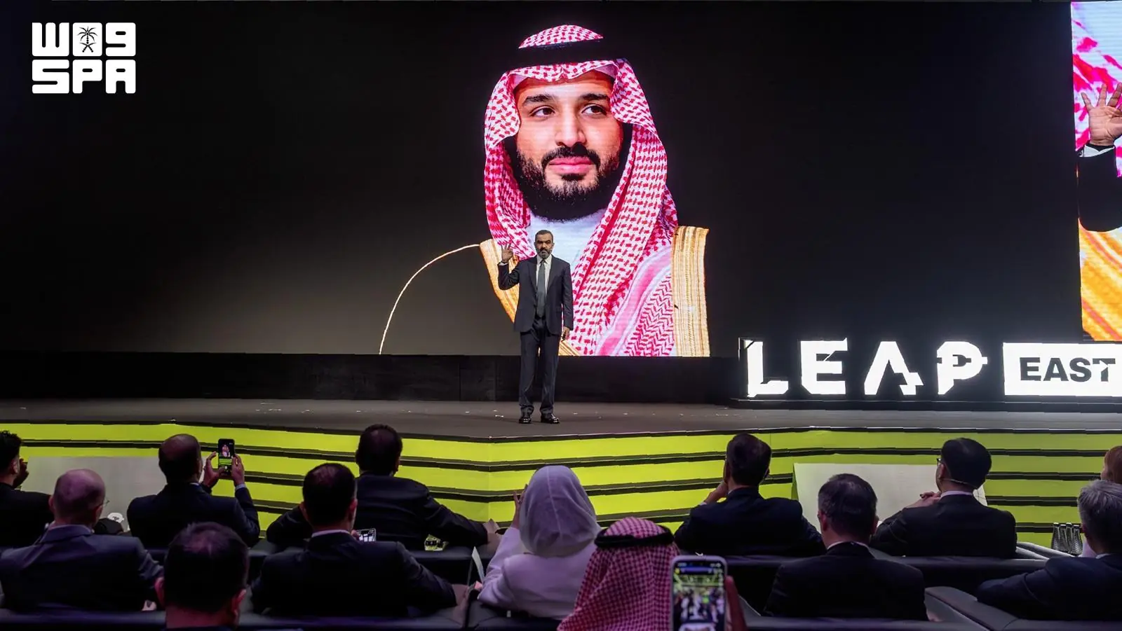 السعودية تقدم نفسها جسرًا عالميًا لمنظومة AI بين الشرق والغرب