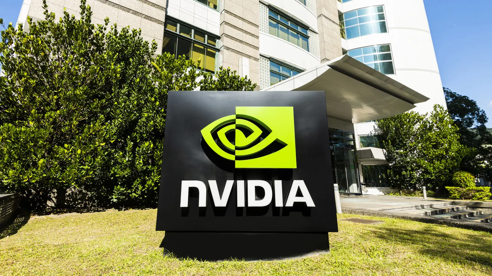 الصين تسمح لـ ByteDance و Tencent باستيراد آلاف معالجات NVIDIA