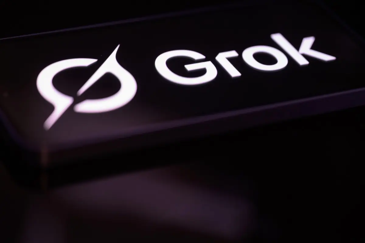 امرأة تتهم والدها بـ Grok: تحويل صورة طفولتها لصور فاضحة