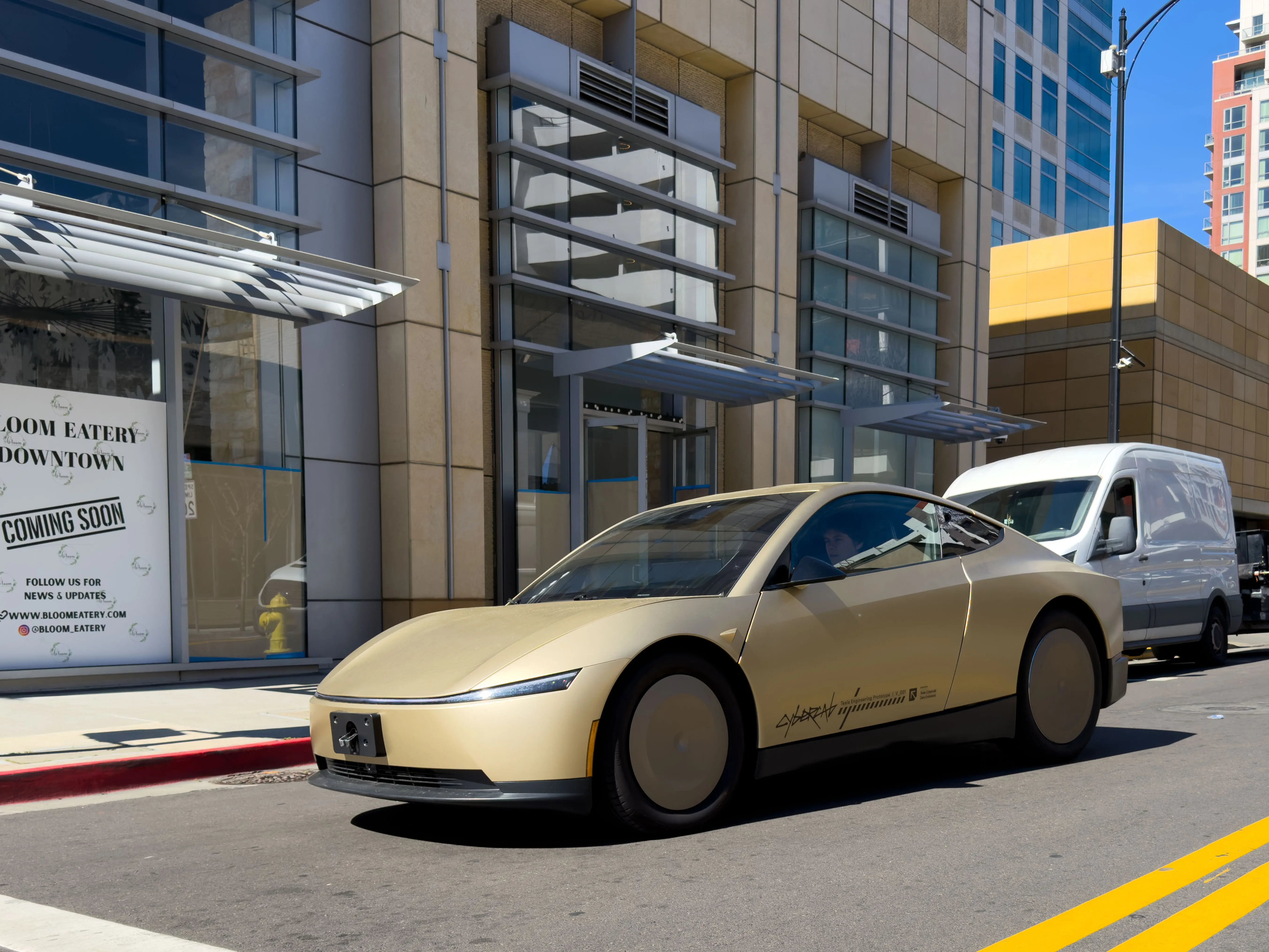 تيسلا تطلق سيارتها ذاتية القيادة Cybercab بحدث محتشم في تكساس