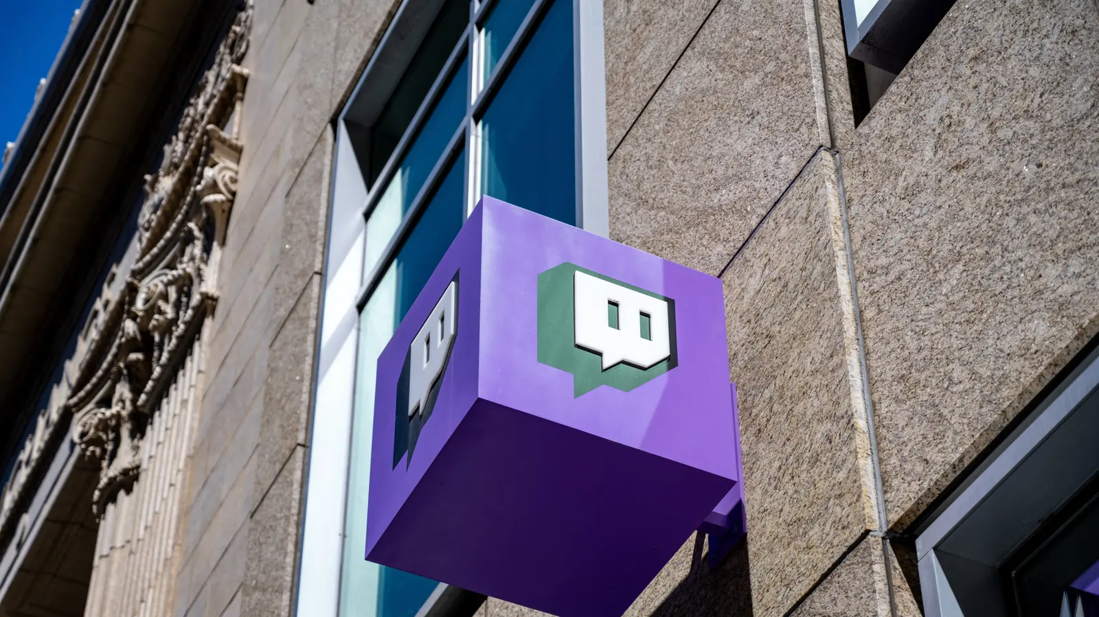 دعوى قضائية ضد Twitch وأمازون لاستخدام محتوى البث في تدريب نماذج ذكاء اصطناعي