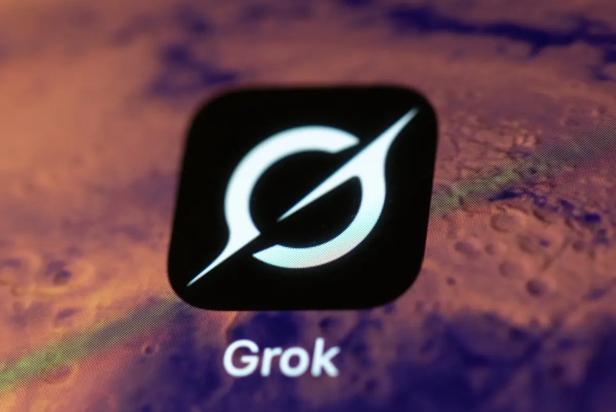 روبوت Grok يرسل رسائل عشوائية لمستخدميه