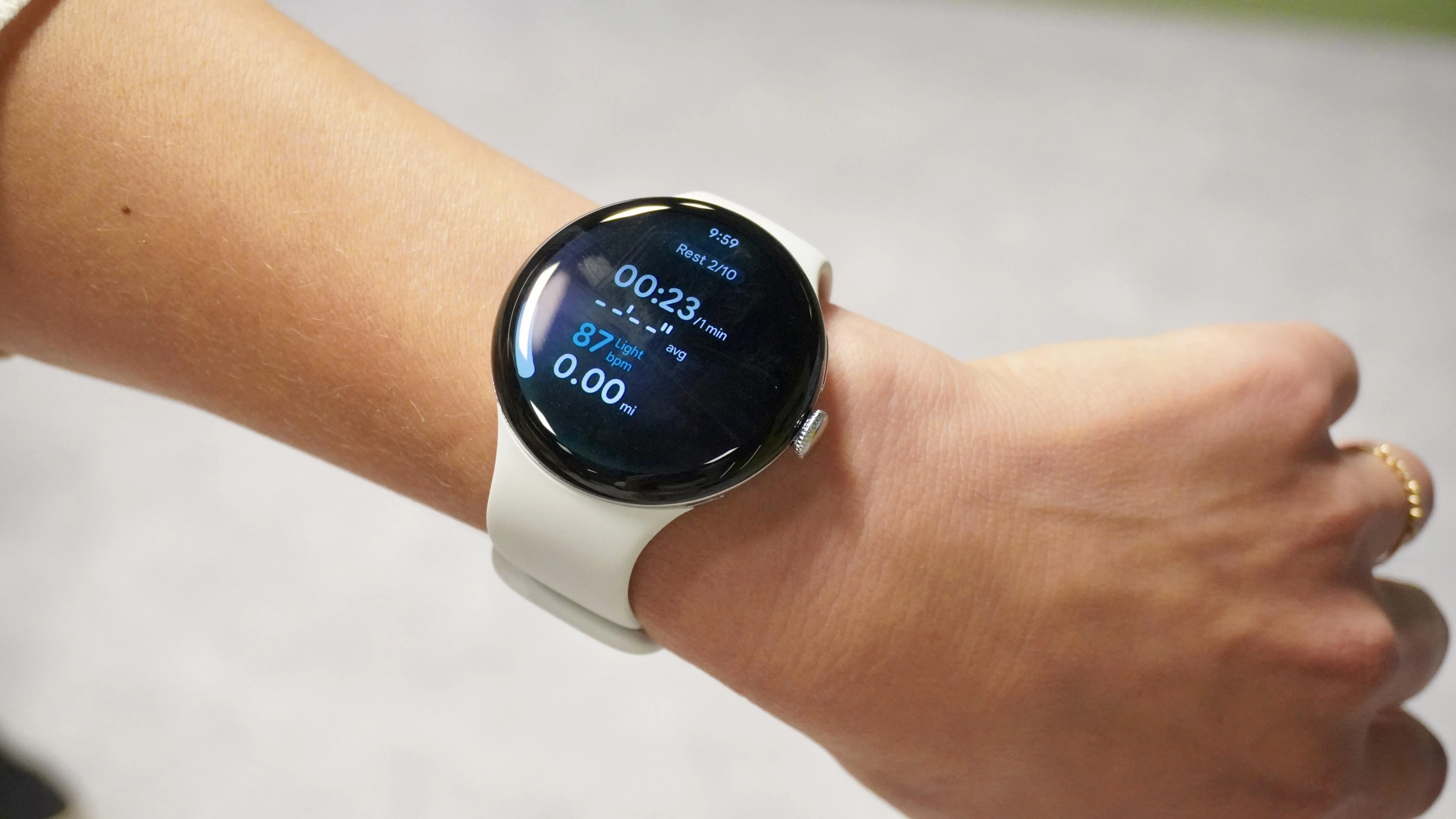 ساعة Pixel Watch 5 تضيف ميزات ذكية لتدريبات رفع الأثقال