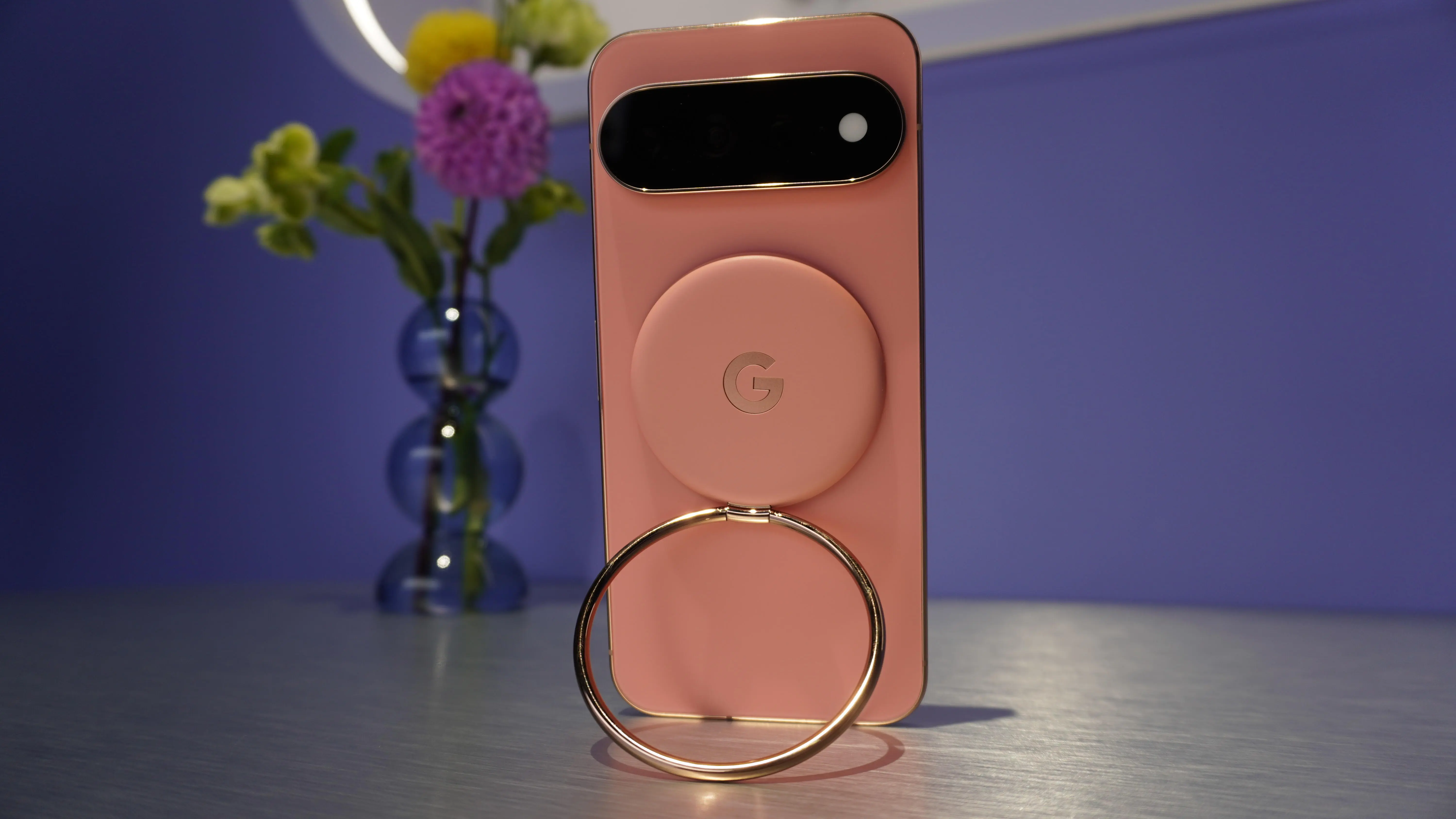 غوغل تعيد مؤشر الإضاءة الملون إلى هواتف Pixel 11 Pro