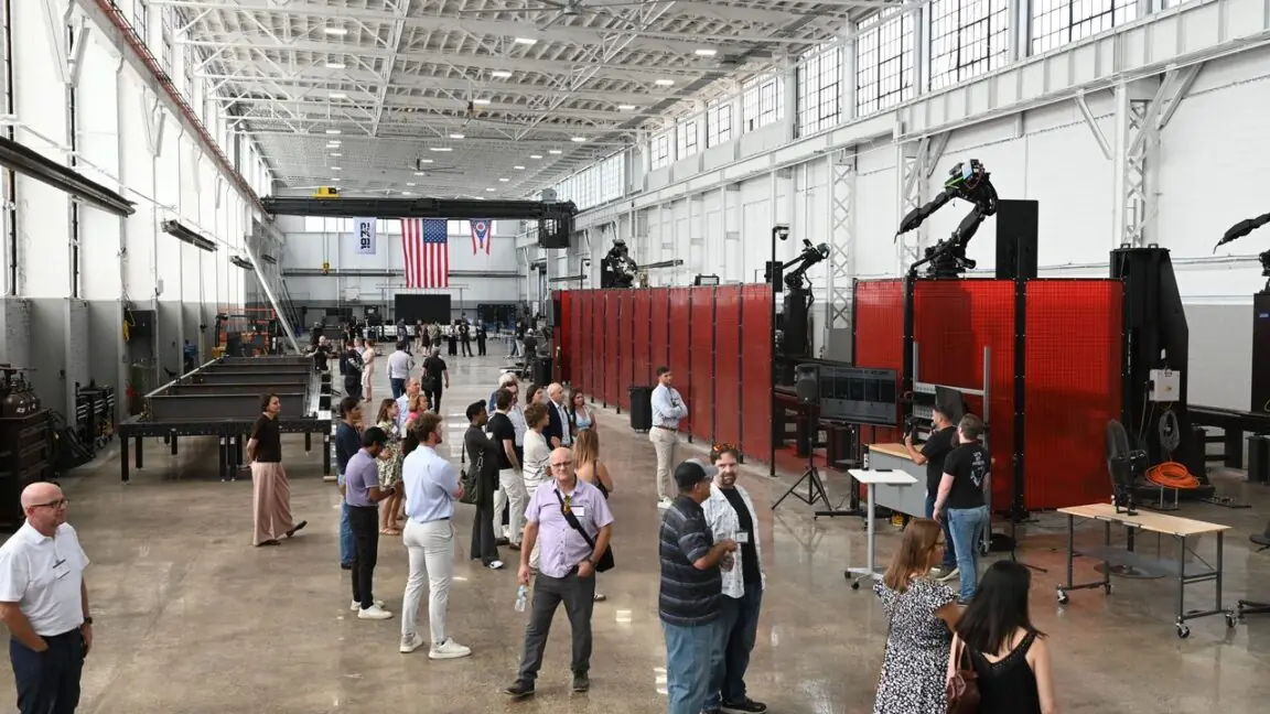 مهندسون سابقون من SpaceX يطلقون مصنعًا ذكيًا لتصنيع مكونات الصلب