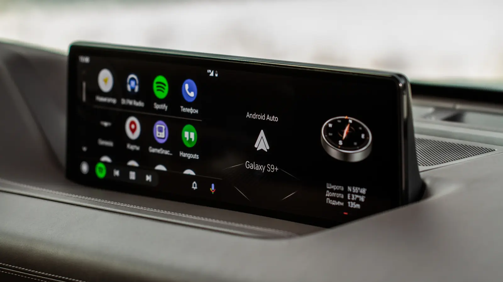 Android Auto يتفوق على Apple CarPlay في الميزات والتخصيص