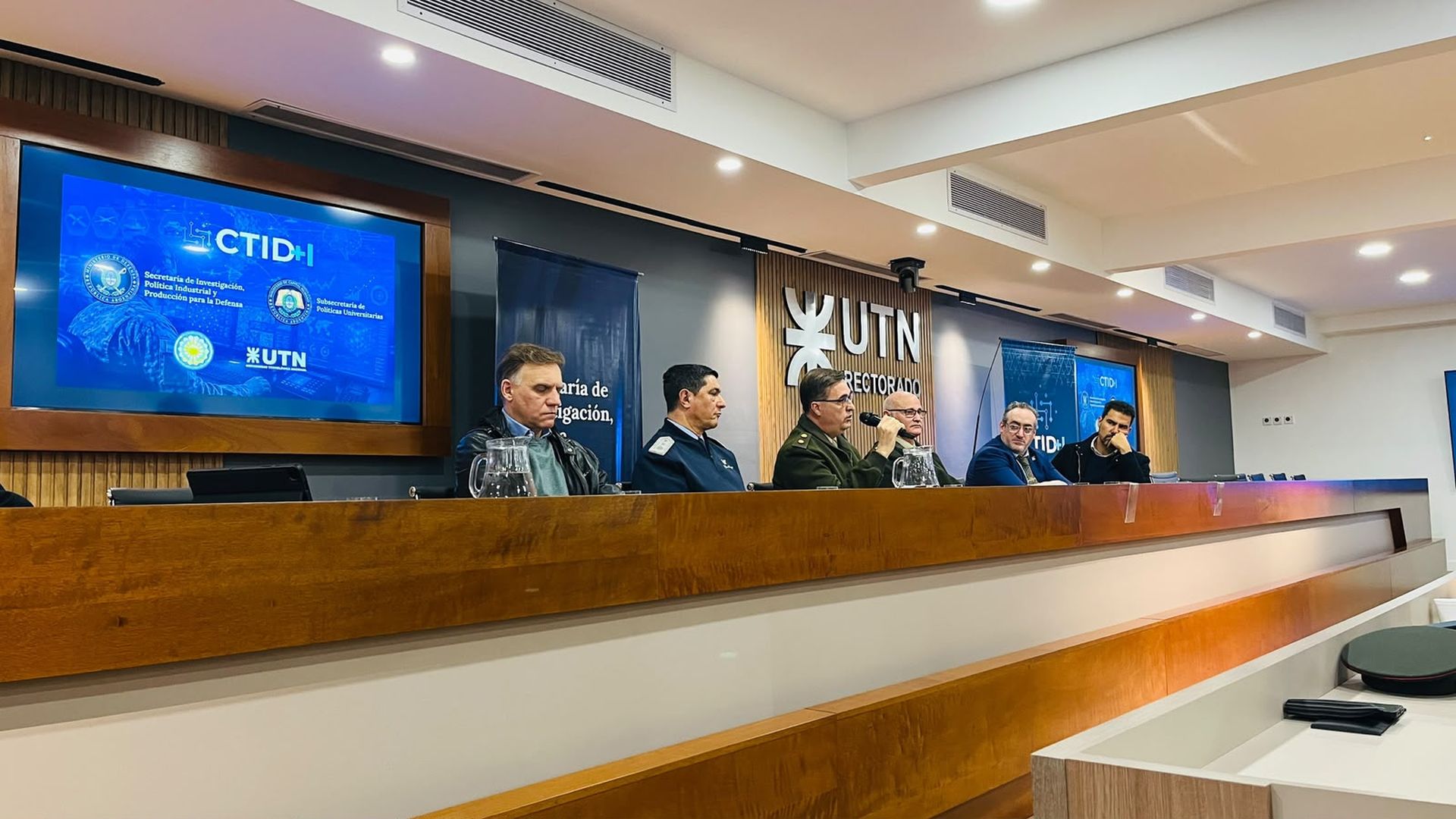 الجيش الأرجنتيني والجامعة التكنولوجية يناقشان تطبيقات الذكاء الاصطناعي في الدفاع