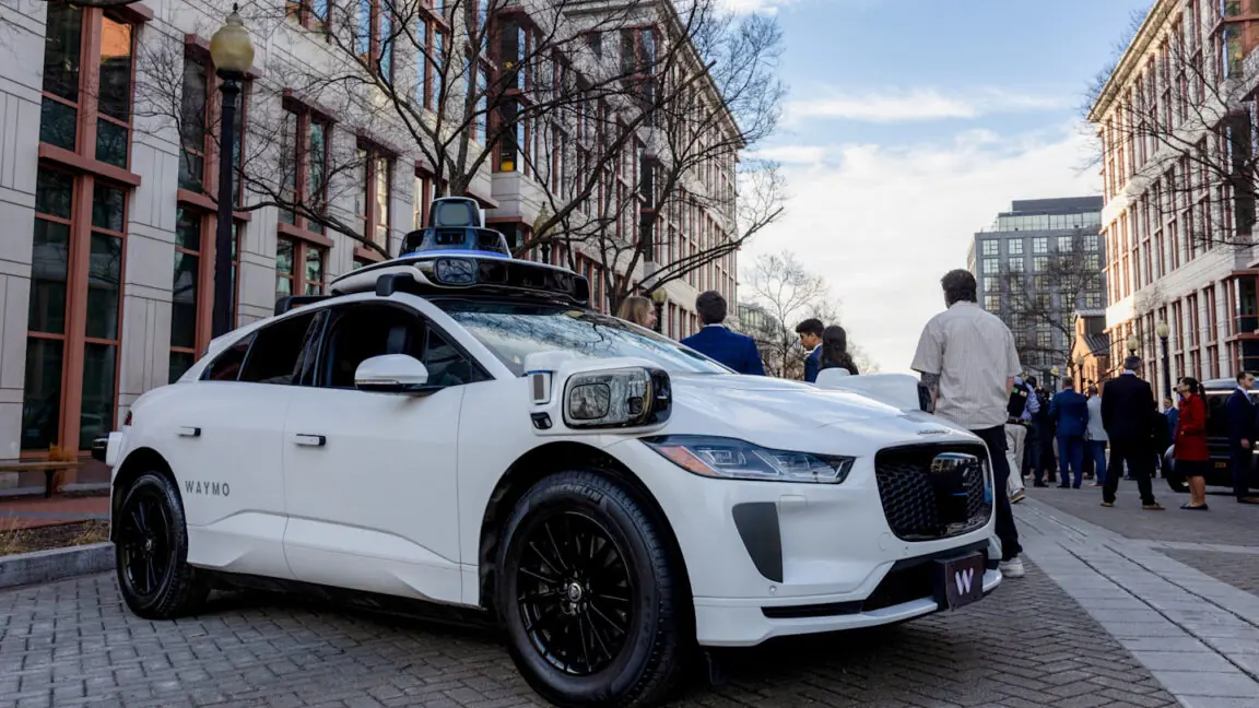 Waymo تضاعف نفقاتها في الضغط الحكومي ضد Uber على تاكسي الروبوتات