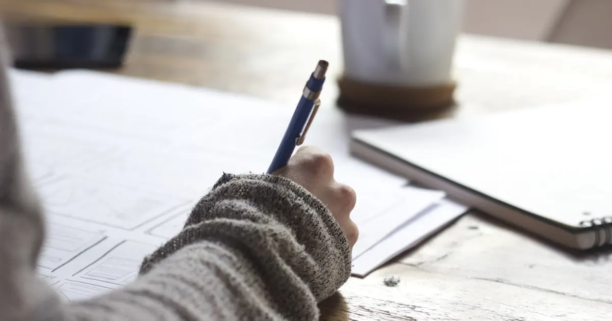 أستاذ جامعي أجبر الطلاب على الامتحان الورقي... فانخفضت الدرجات إلى النصف!
